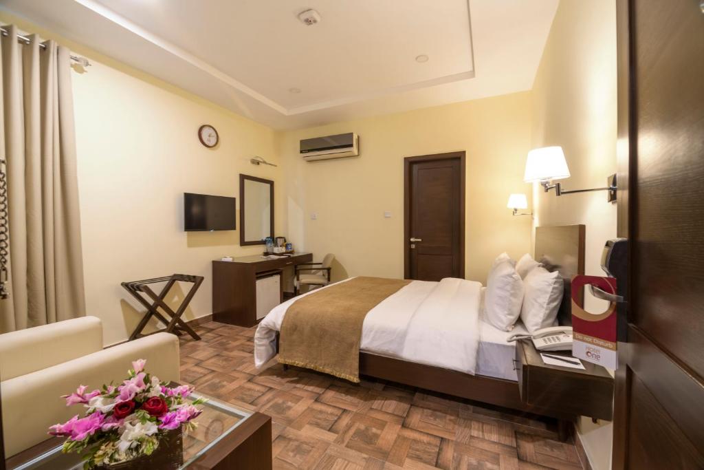 Hotel One Arif wala Chowk